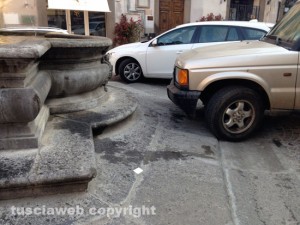 Piazza delle Erbe, le auto parcheggiate sopra la fontana