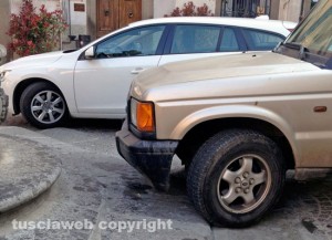 Piazza delle Erbe, l'auto parcheggiata sopra la fontana