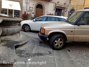 Piazza delle Erbe, le auto parcheggiate sopra la fontana