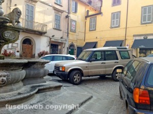 Piazza delle Erbe, le auto parcheggiate sopra la fontana