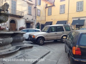 Piazza delle Erbe, le auto parcheggiate sopra la fontana