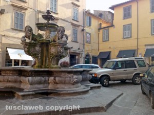 Piazza delle Erbe, le auto parcheggiate sopra la fontana