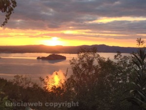 Il tramonto al lago di Bolsena di Arnaldo Rossi