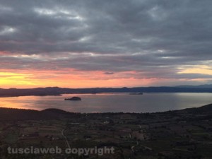 Il tramonto al lago di Bolsena di Arnaldo Rossi