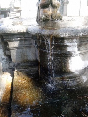 La fontana del comune in pessime condizioni