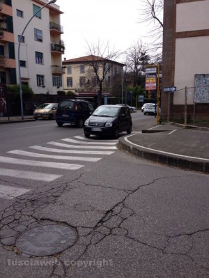 Il parcheggio sulle strisce pedonali in via Pola