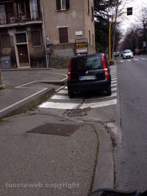 Il parcheggio sulle strisce pedonali in via Pola