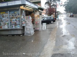 L'auto parcheggiata sul marciapiedi