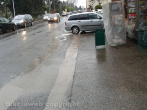 L'auto parcheggiata sul marciapiedi