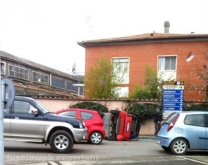L'auto capovolta nell'incidente