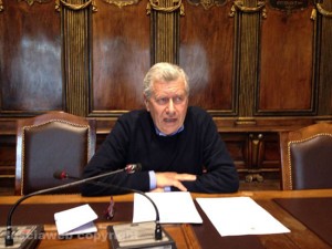 Il sindaco Michelini durante la conferenza stampa
