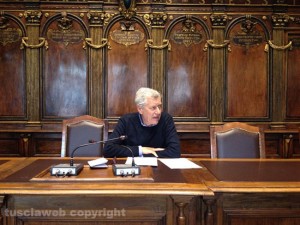Il sindaco Michelini durante la conferenza stampa