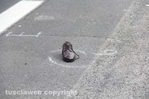 Una scarpa rimasto sulla carreggiata