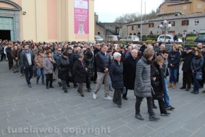 Il corteo accompagna la bara di Gilberto