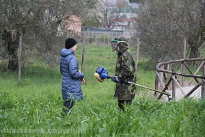 Volontari al lavoro al parco di santa Barbara