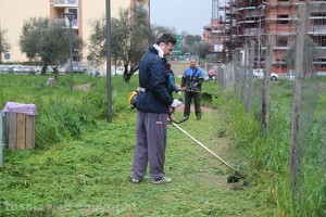 Volontari al lavoro al parco di santa Barbara