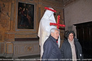 Michelini e Buitoni di fronte alla statua di santa Rosa