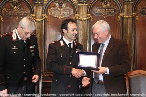 Giuseppe Favilla riceve la targa dal sindaco Michelini