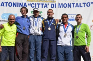 Il presiedente della Polisportiva Montalto, Massimo Maietto, insieme a primi cinque classificati della 21 km
