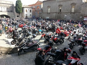 Il raduno dei moticiclisti a Piazza San Lorenzo