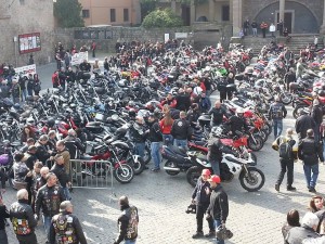 Il raduno dei moticiclisti a Piazza San Lorenzo