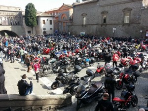 Il raduno dei moticiclisti a Piazza San Lorenzo