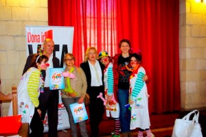 Il sindaco Mazzola e la professoressa Giorgiolo con i clown