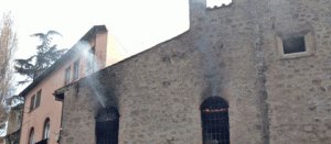 L'incendio alla chiesa sconsacrata a via Faul