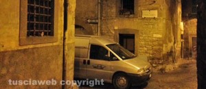 L’abitazione andata a fuoco in via Santa Maria Egiziaca mentre viene portato via il feretro