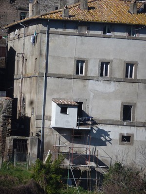 La nuova struttura comparsa sull'antico palazzo di Bagnaia