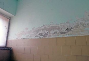Pareti rovinate nel bagno dei cimitero