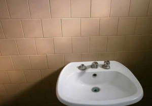 Un lavandino senza rubinetti
