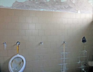 Il bagno del cimitero sporco e malridotto
