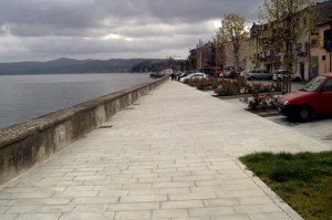 Il lungolago a Marta