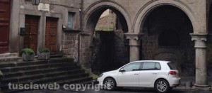 Piazza san Pellegrino ridotta a parcheggio anche di giorno