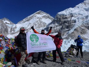 La bandiera di Semi di Pace sull'Everest