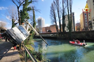 Le operazioni di recupero dei sommozzatori dei vigili del fuoco