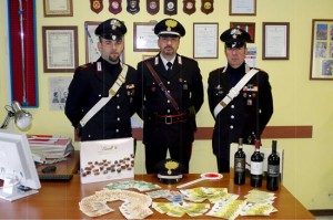 Le banconote sequestrate e i carabinieri che hanno partecipato all'arresto