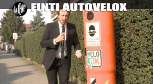 Mauro Casciari delle Iene accanto a un Velo ok