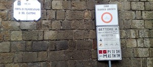 I cartelli per la zt a Pianoscarano