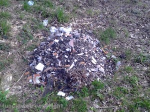 Lo spiazzo pieno di rifiuti