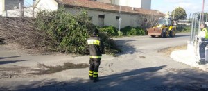 Vigili del fuoco e protezione civile in azione