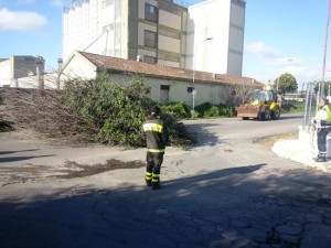 Vigili del fuoco e protezione civile in azione 