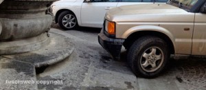Piazza delle Erbe, l'auto parcheggiata sopra la fontana