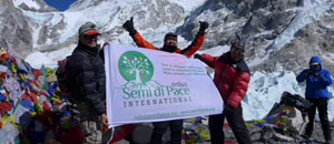 La bandiera di Semi di Pace sull'Everest