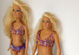 La foto in cui l'artista Nickolay Lamm ha messo a confronto una classica Barbie con una Barbie dalle proporzioni corporee normali