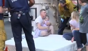 Il bimbo atterrato sul materasso