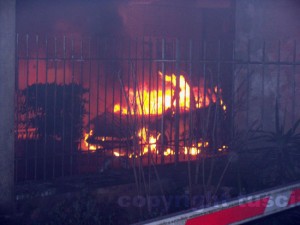 Una macchina in fiamme