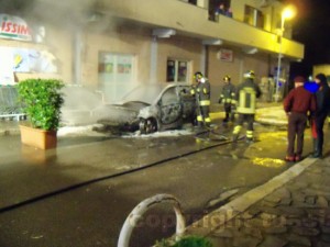 La macchina in fiamme