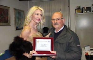 Nathalie Caldonazzo, madrina del Carnevale, riceve la targa della proloco di Ronciglione